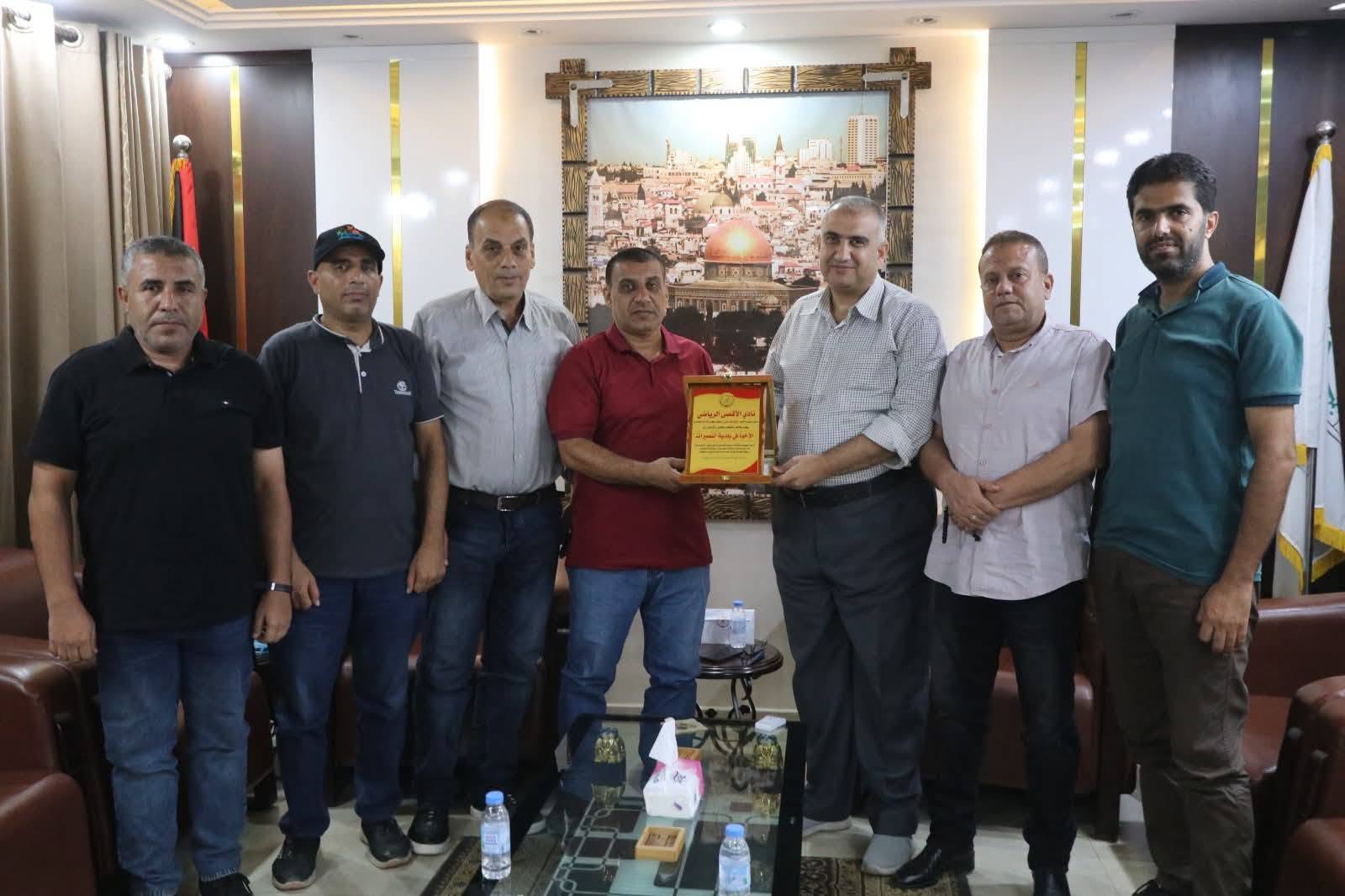 لتعزيز صمود المجتمع: نادي الأقصى الرياضي يبحث آفاق التعاون المشترك مع بلدية النصيرات