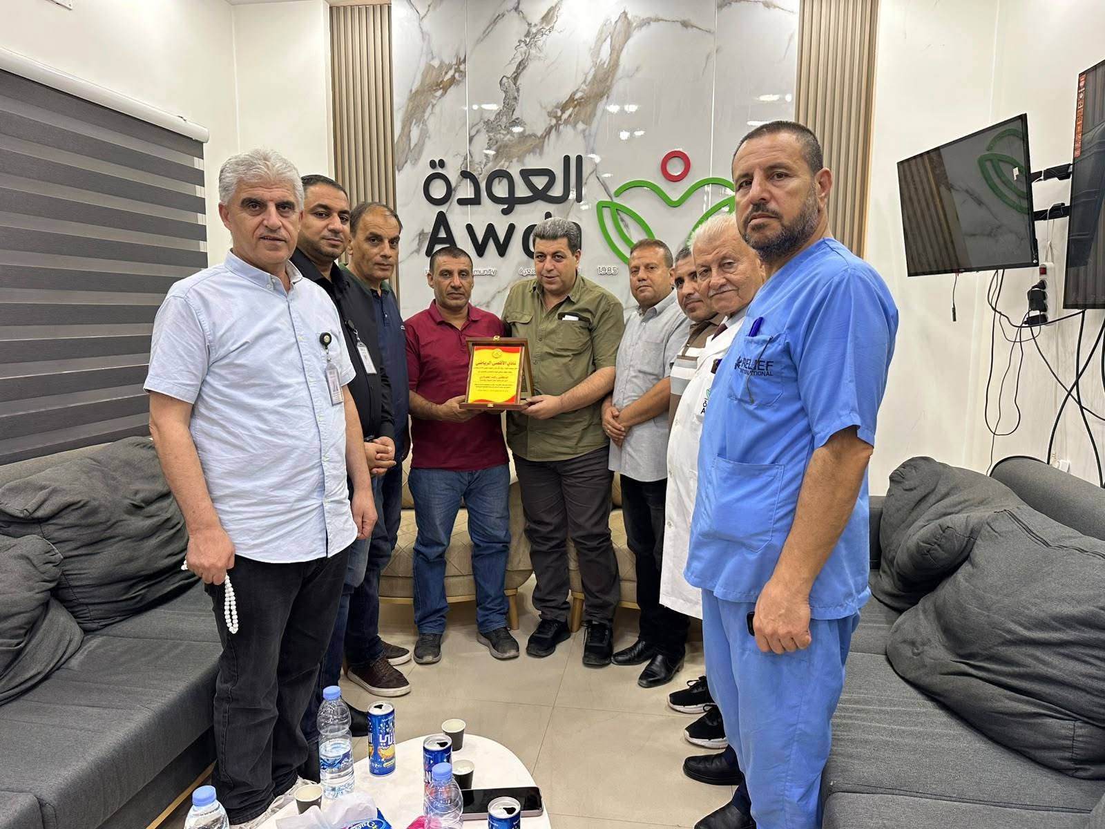 وفد من نادي الأقصى الرياضي يزور مستشفى العودة بالنصيرات تضامناً وتقديراً لصمود طواقمه الطبية