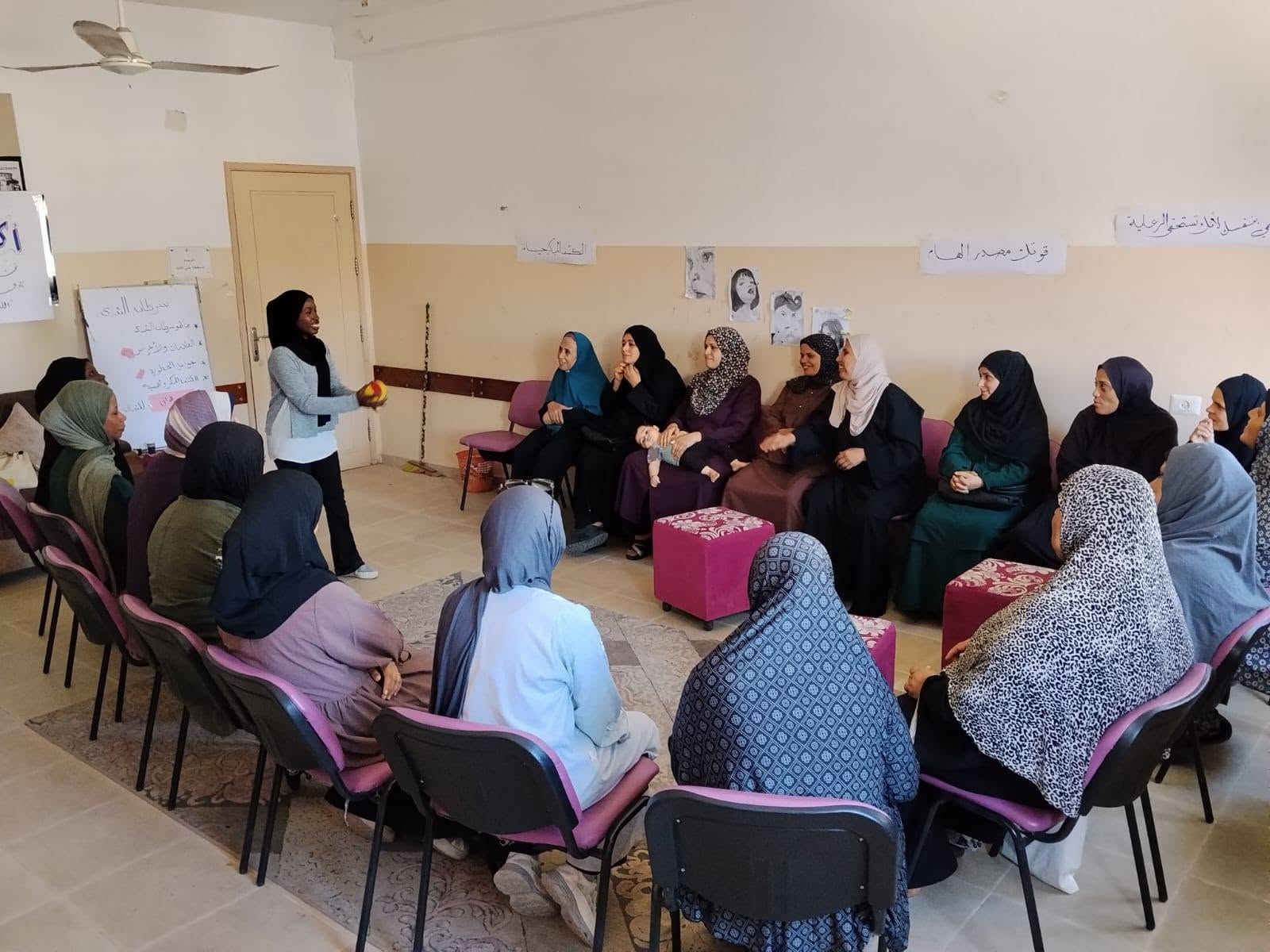 نادي الأقصى الرياضي ينظم ورشة توعوية حول الكشف المبكر عن سرطان الثدي ضمن حملة "أكتوبر الوردي"