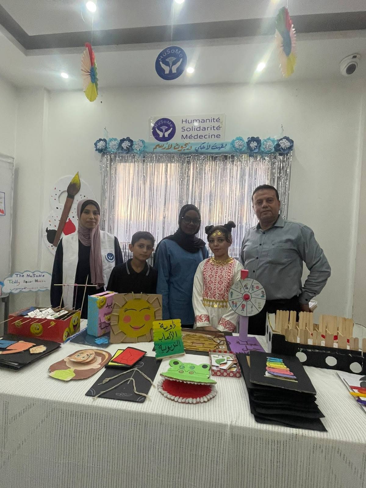 وفد من نادي الأقصى الرياضي يشارك في افتتاح معرض «بقيت لأحكي ونجوت لأرسم» لأطفال بيت "هيوسم" للأيتام بالنصيرات